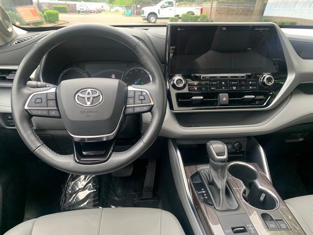 2021 Toyota Highlander Hybrid Platinum