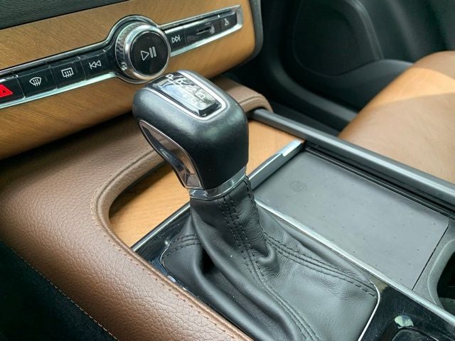 2021 Volvo XC90 T6 Momentum